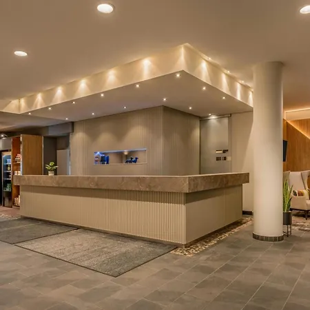 Courtyard By Marriott Center Hotel