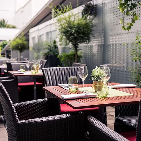 Courtyard By Marriott Center Hotel