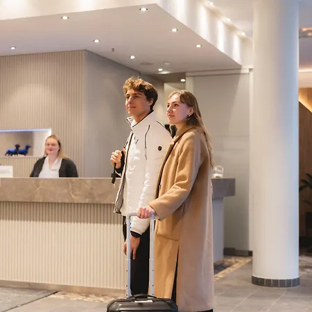 Courtyard By Marriott Center Hotel