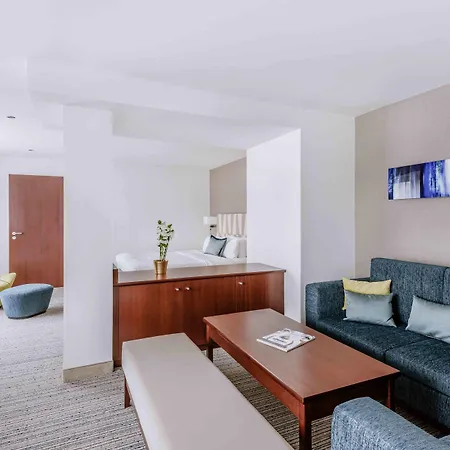 Courtyard By Marriott Center Hotel