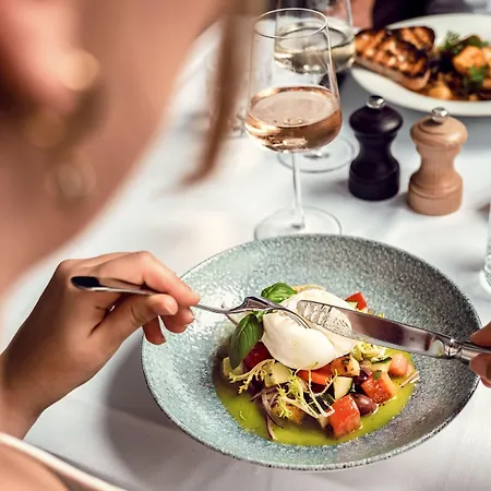 Courtyard By Marriott Center